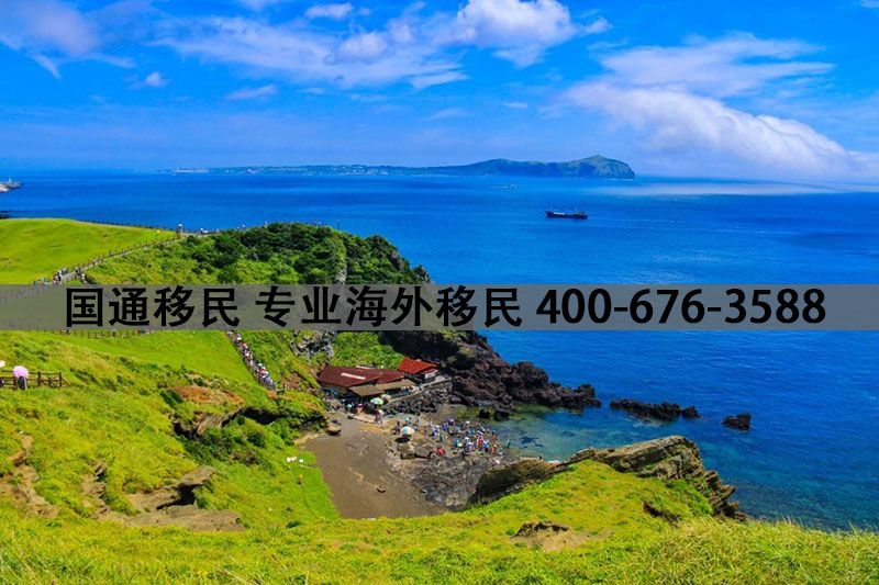 近日，多米尼克新闻部长丹尼斯·查尔斯宣布旅游部制定了一个雄心勃勃的目标，即争取到2025年吸引到访游客增加至20万人次。<br><br>为确保实现这一目标，多米尼克将大力发展五个方面：农业旅游，水上旅游，健康旅游，探险及重大活动旅游和娱乐旅游。